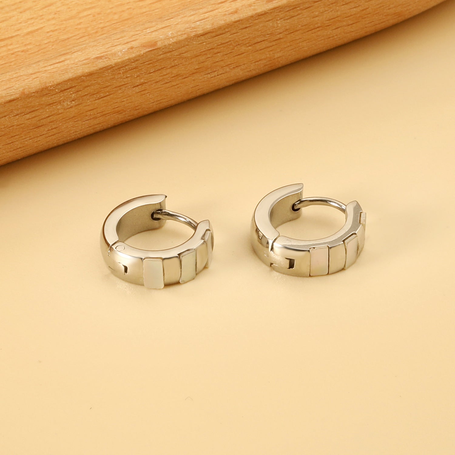 Damen Elegant gestaltete Ohrstecker mit Perlmutt-Akzenten Shop Nory