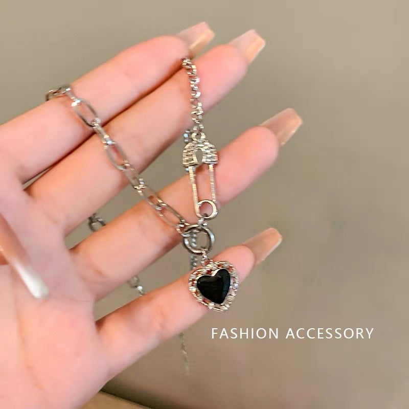 Damen Halskette mit Herzanhänger und modischen Sicherheitsnadel-Details Shop Nory
