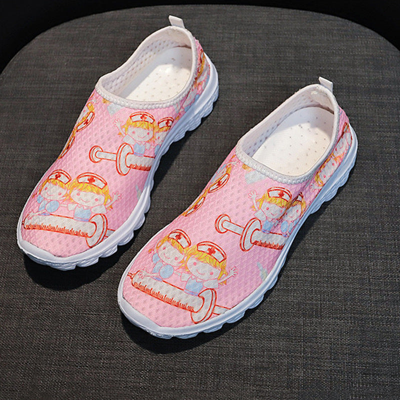 Damen Verspielte Slip-On Sneakers mit medizinischem Cartoon-Print, atmungsaktivem Mesh und gepolsterter Memory-Sohle Shop Nory