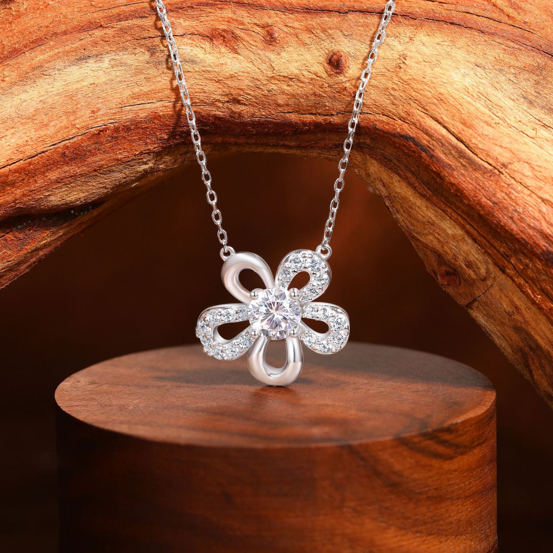 Damen Halskette mit floralem Design und funkelndem Zirkonia-Besatz Shop Nory