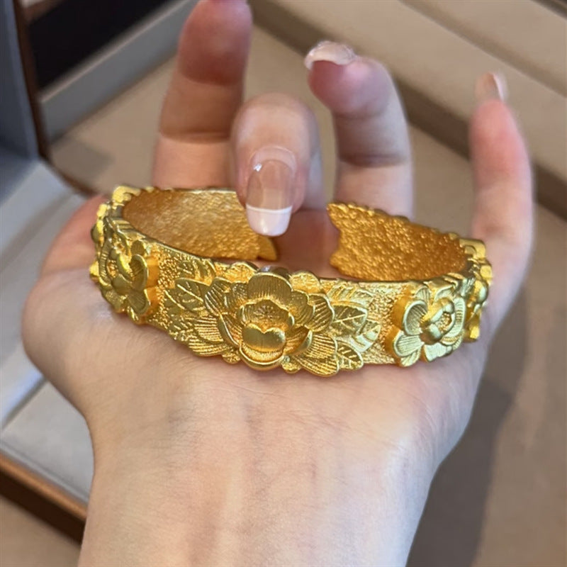 Damenarmband mit elegantem Blumenrelief und hochwertiger Verarbeitung Shop Nory