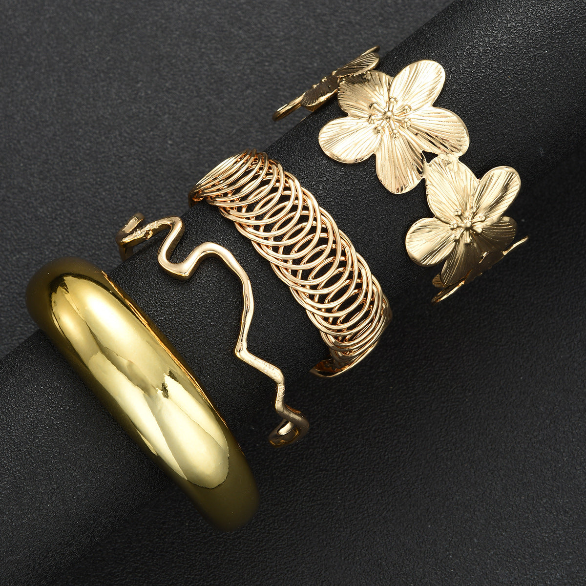 Damen Armreifen-Set mit verschiedenen eleganten Designs und modernen Akzenten Shop Nory