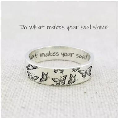 Damenring mit inspirierendem Schmetterlingsdesign und eingraviertem Spruch Shop Nory