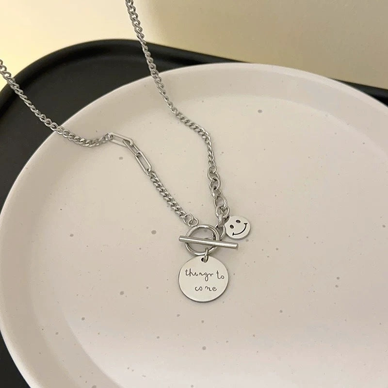 Damen Kette mit einzigartigem smiley Anhänger und graviertem Motiv Shop Nory