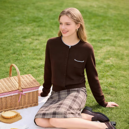 Damen Kurz geschnittene Strickjacke mit Kontrastbesatz und aufgesetzter Brusttasche Shop Nory