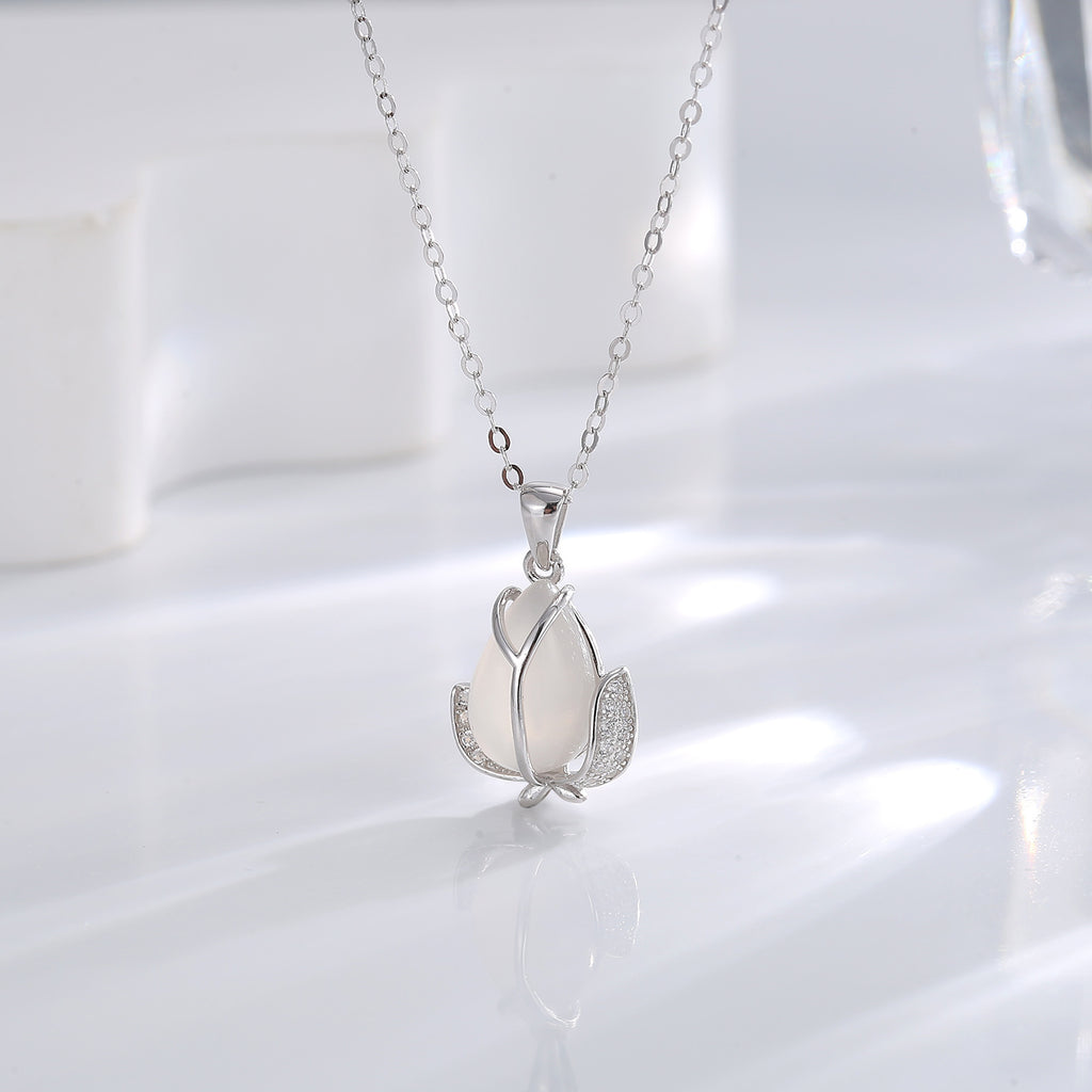 Damen Halskette mit elegantem Blumenanhänger aus Halbedelstein und funkelnden Zirkonia Shop Nory