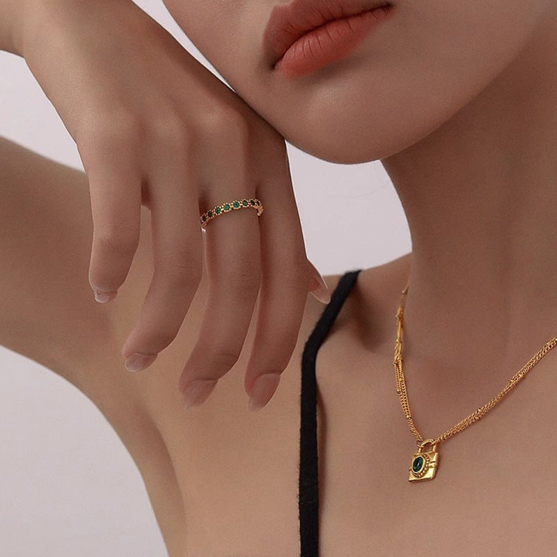 Damen Offener Ring mit funkelnden grünen Steinen und elegantem Golddesign Shop Nory