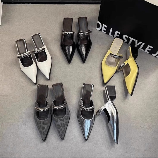 Damen Spitz zulaufende Mule-Pumps mit sculpted Blockabsatz und dekorativer Gliederkette Shop Nory