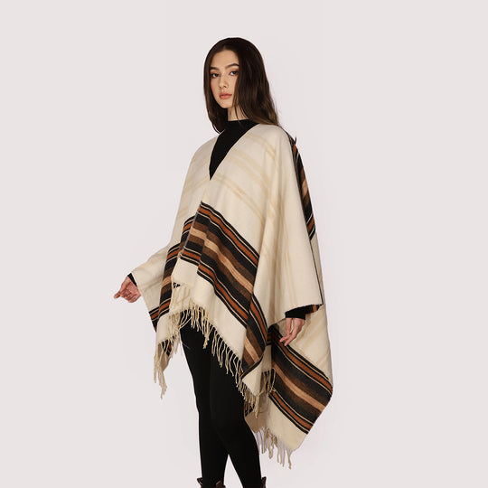 Damen Weichfallender Schalkragen‑Poncho aus Wollmix mit gestreiften Jacquardbordüren und Fransensaum Shop Nory