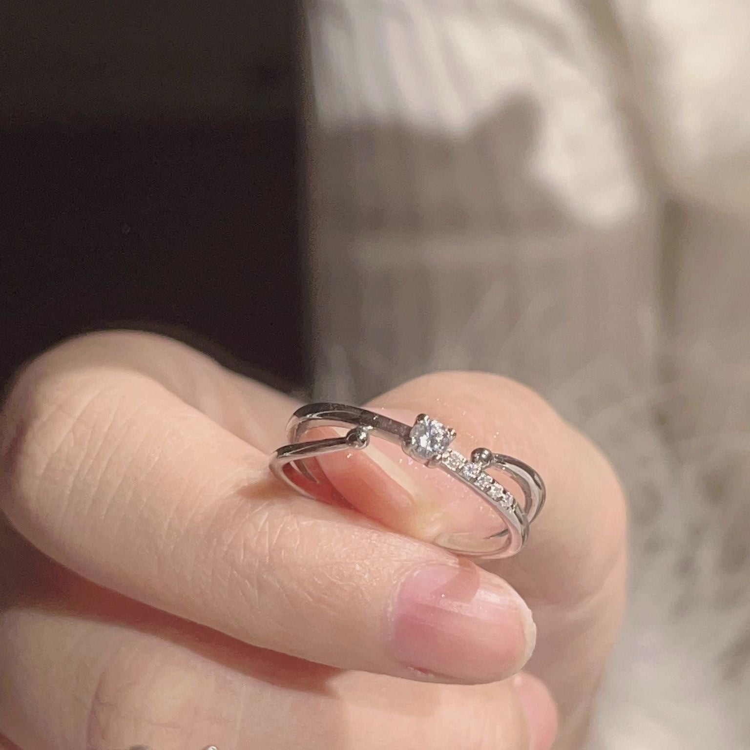 Damenring mit elegantem Wellenmuster und funkelnden Zirkonia Shop Nory