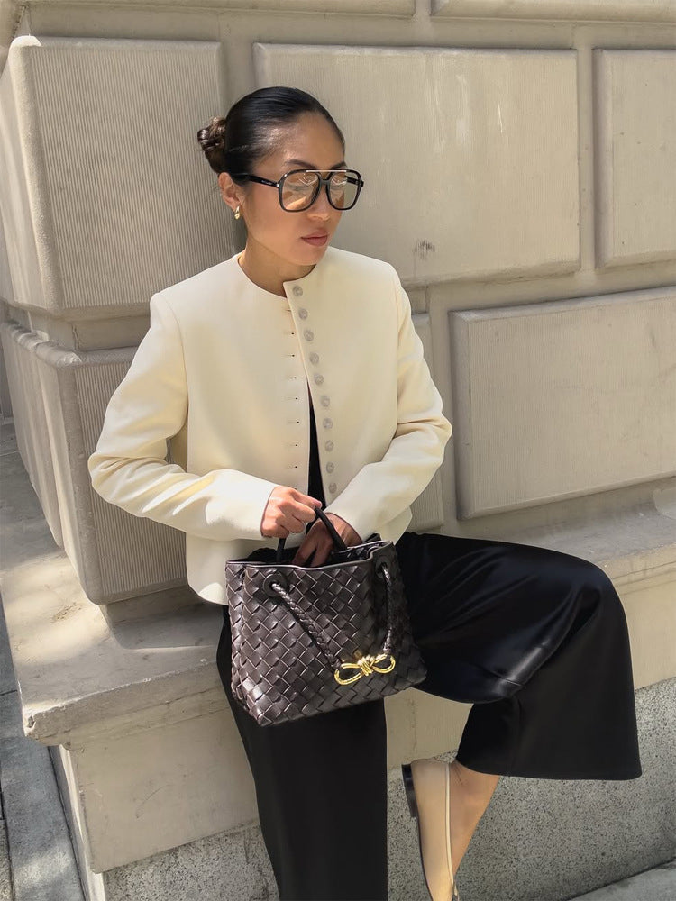 Damen Eleganter taillierter Kurzblazer mit Stehkragen und Zierknopfleiste Shop Nory