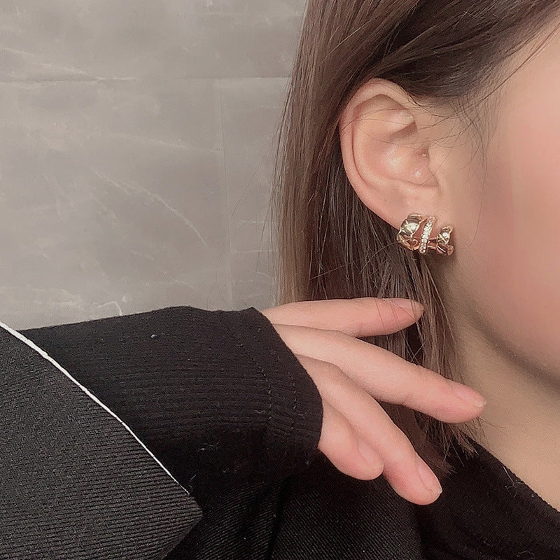 Damen Ohrringe mit modernem geometrischen Design und funkelnden Akzenten Shop Nory