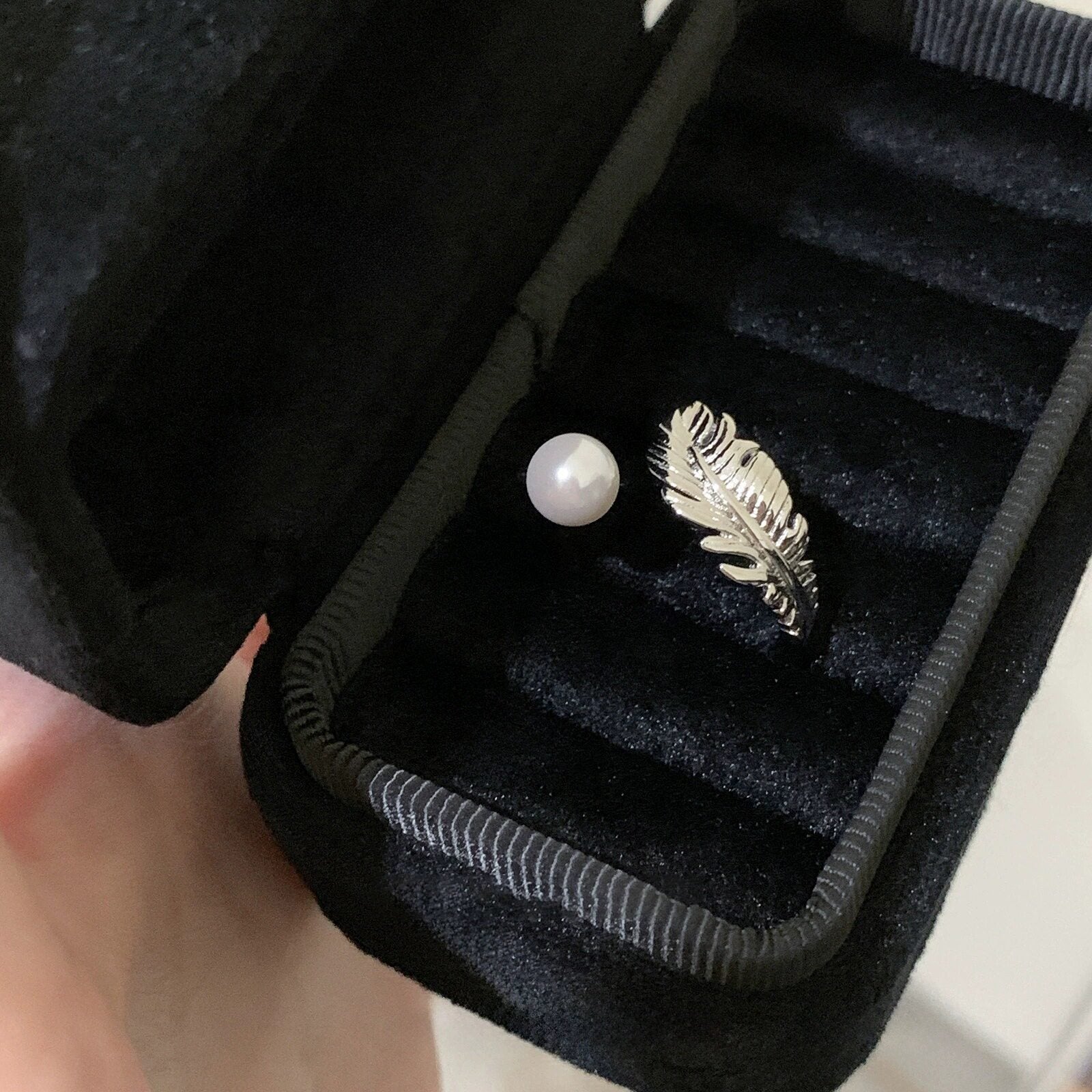 Damen Schmuckstück mit elegantem Federdesign Shop Nory