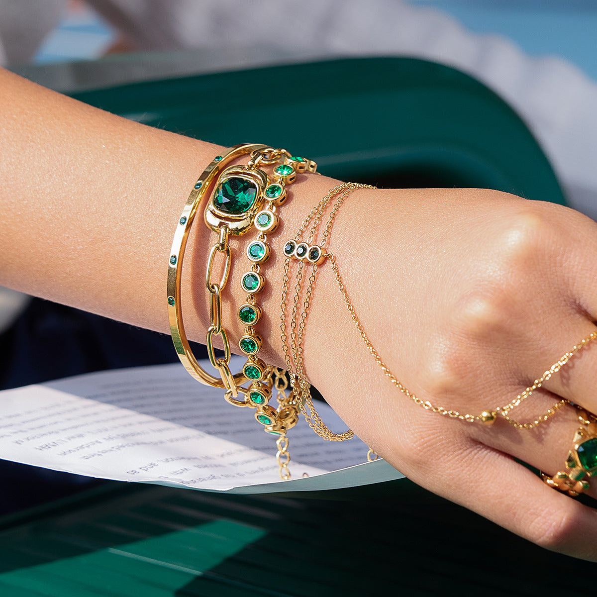 Damen Armband mit grünem Kristallanhänger und wasserfestem Design Shop Nory