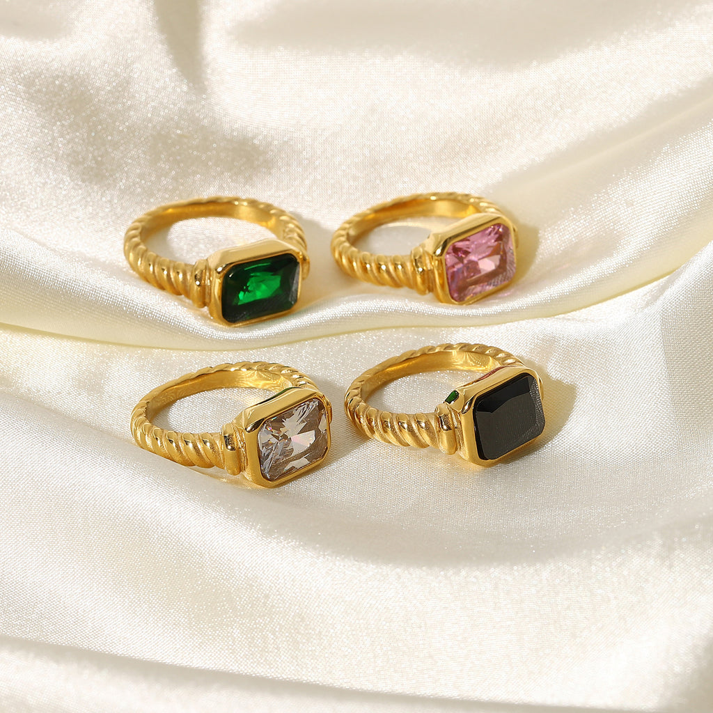 Damenring mit elegantem, facettiertem rosa Stein und gedrehtem Design Shop Nory