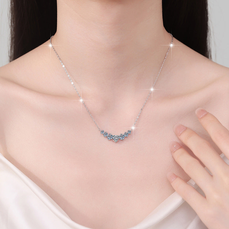Damen Anhänger-Halskette mit funkelnden Kristallen und herzförmigem Design Shop Nory