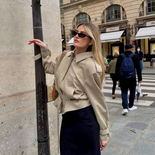 Damen Taillierte Kurz-Trenchjacke mit Bindegürtel, Raglanärmeln und verdeckter Knopfleiste Shop Nory