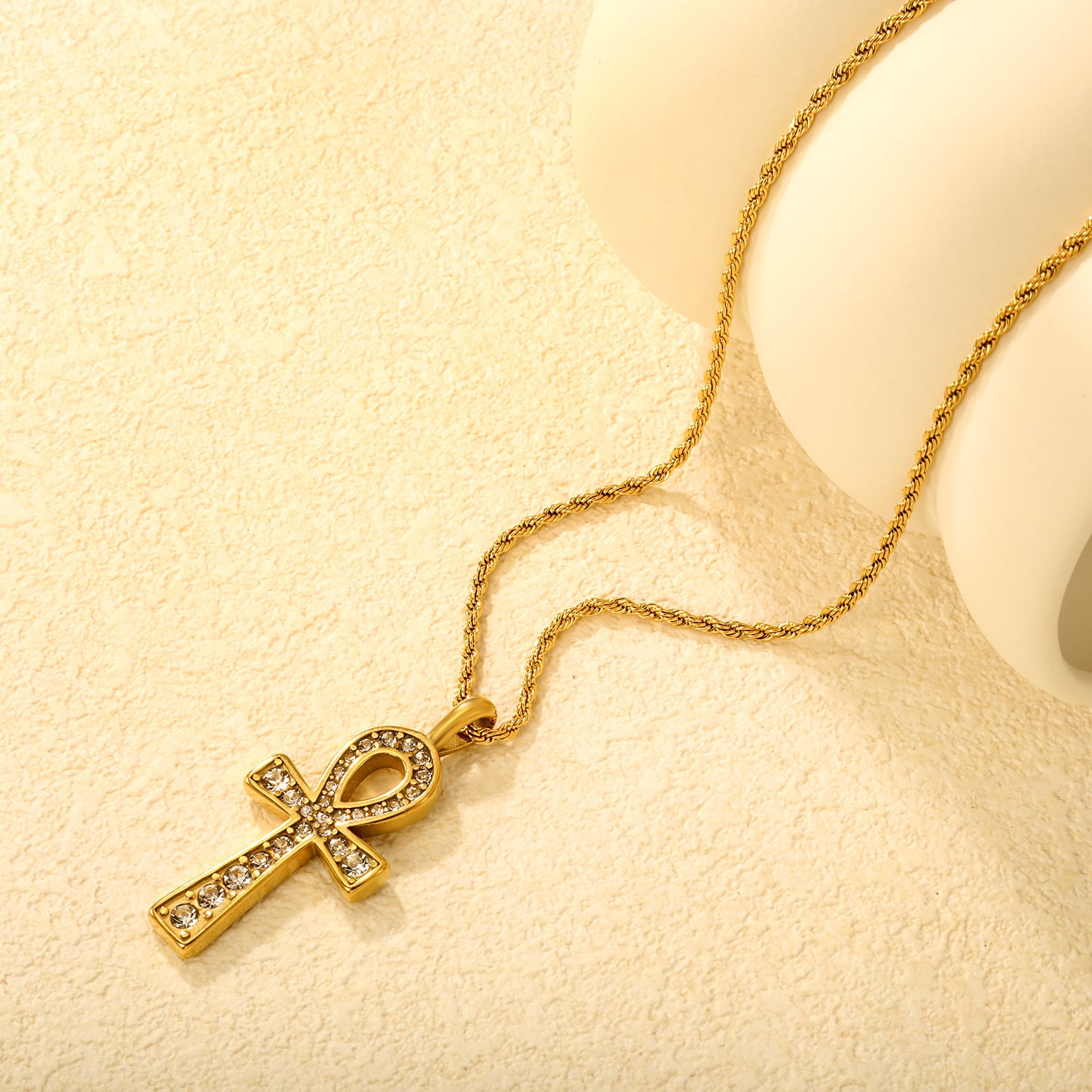Damen Halskette mit kunstvollem Ankh-Anhänger und funkelnden Zirkonia Shop Nory
