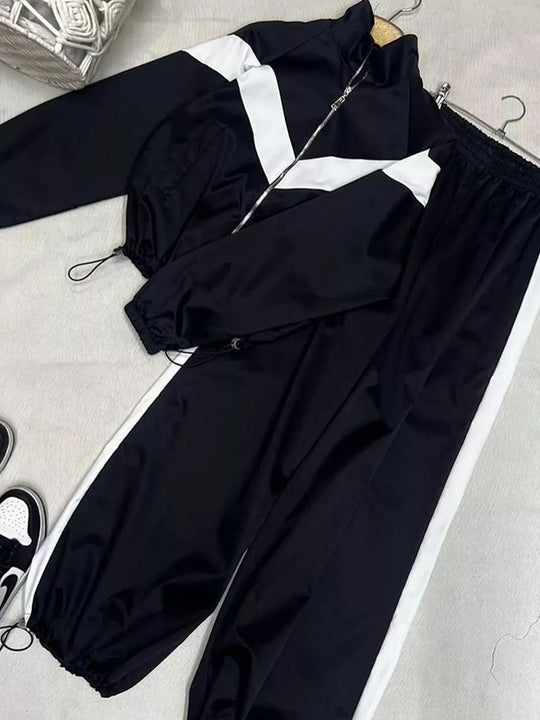 Damen tailliertes Zip-Trainingsset mit Chevron-Einsatz, Kordelzugsaum und hochgeschnittener Jogginghose Shop Nory