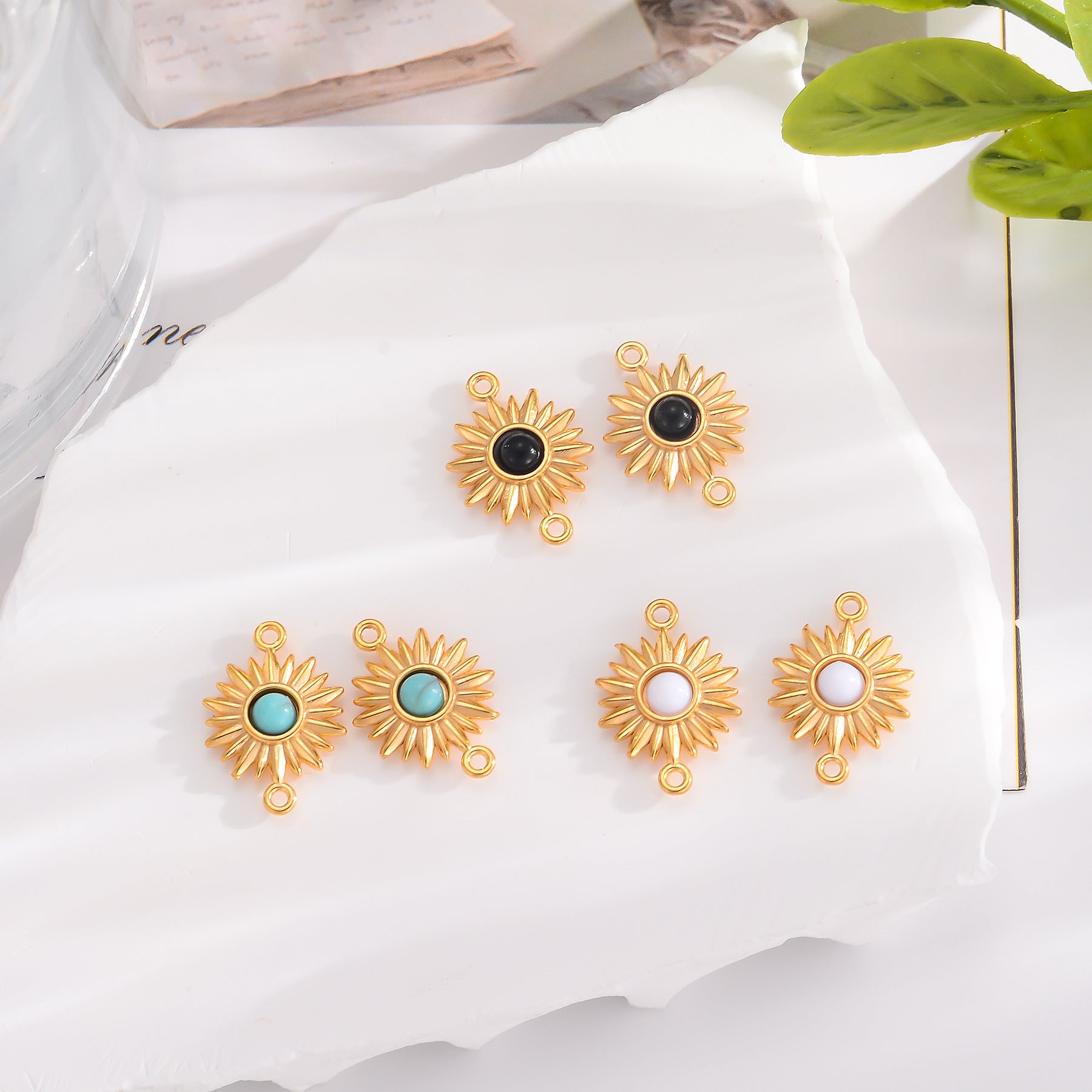 Damen Sonnenanhänger mit schwarzem Stein und goldenem Finish Shop Nory