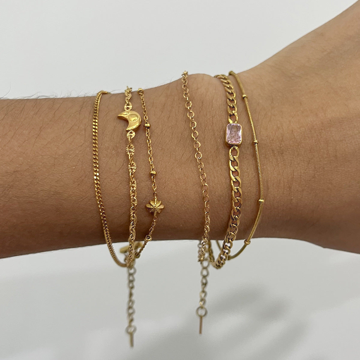 Damen Mehrsträngiges Armband mit einzigartigen Anhängern aus hypoallergenem Edelstahl Shop Nory