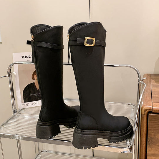 Damen Kniehohe Plateaustiefel mit grober Profilsohle und Ziergürtel Shop Nory