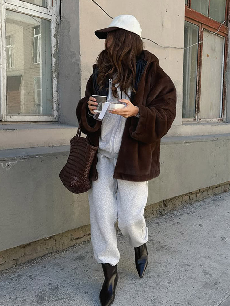 Damen Boxy-Kurzmantel aus veganem Fauxfur mit Kapuze, verdecktem Reißverschluss & lässiger Silhouette Shop Nory
