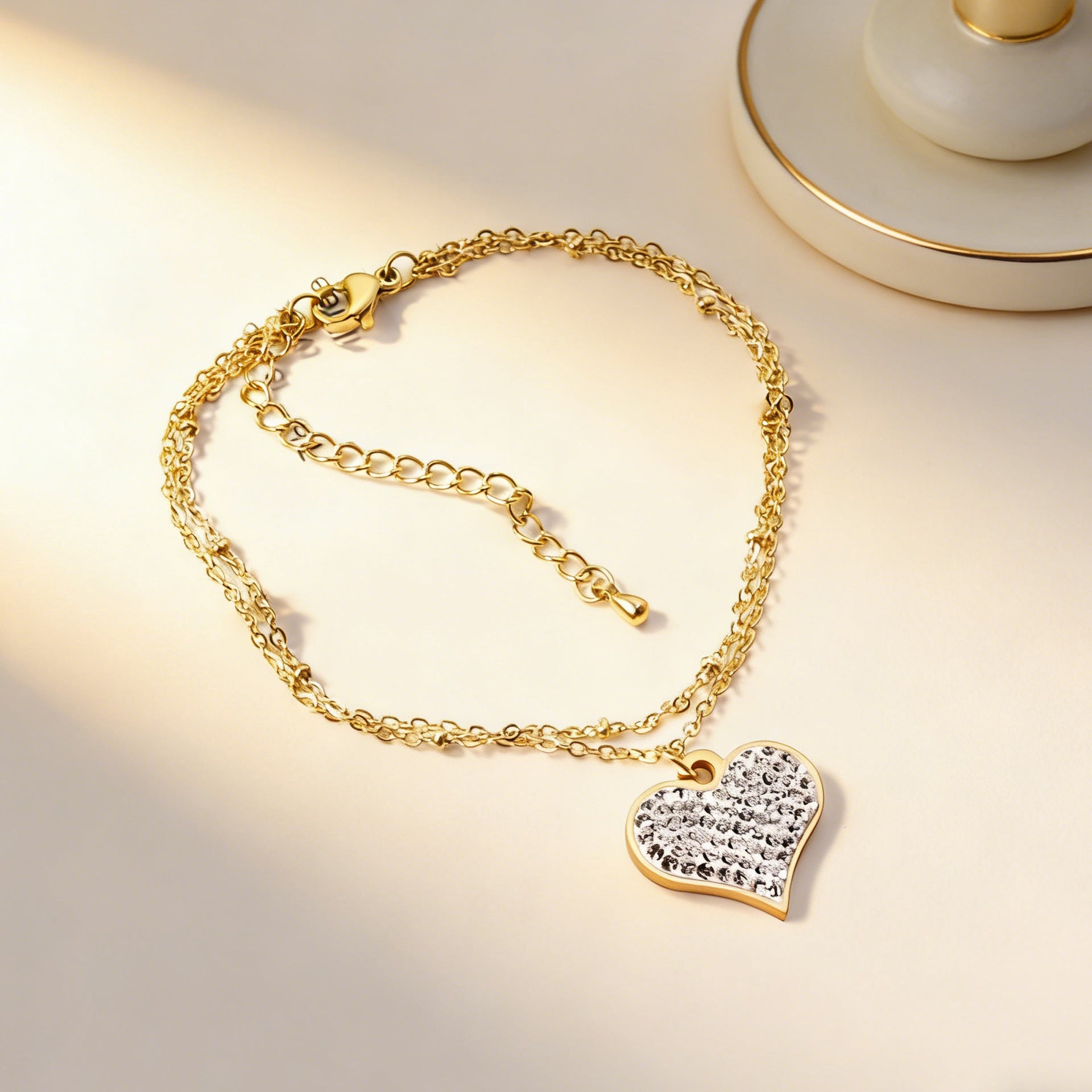 Damen Armband mit herzförmigem Anhänger aus 14K goldplattiertem Edelstahl Shop Nory