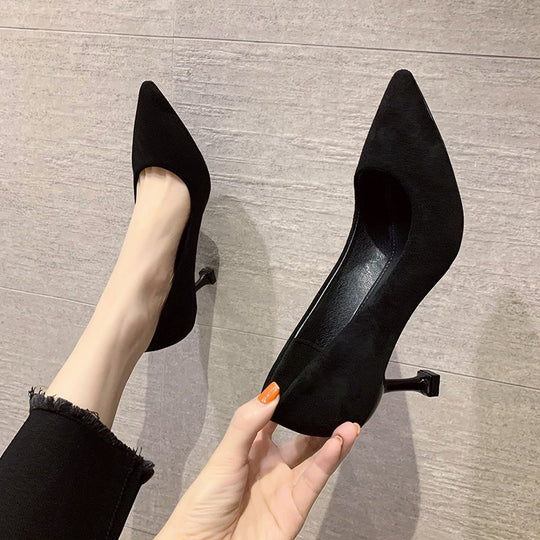 Damen Klassische spitz zulaufende Samtvelours‑Pumps mit skulpturellem Mini‑Absatz Shop Nory