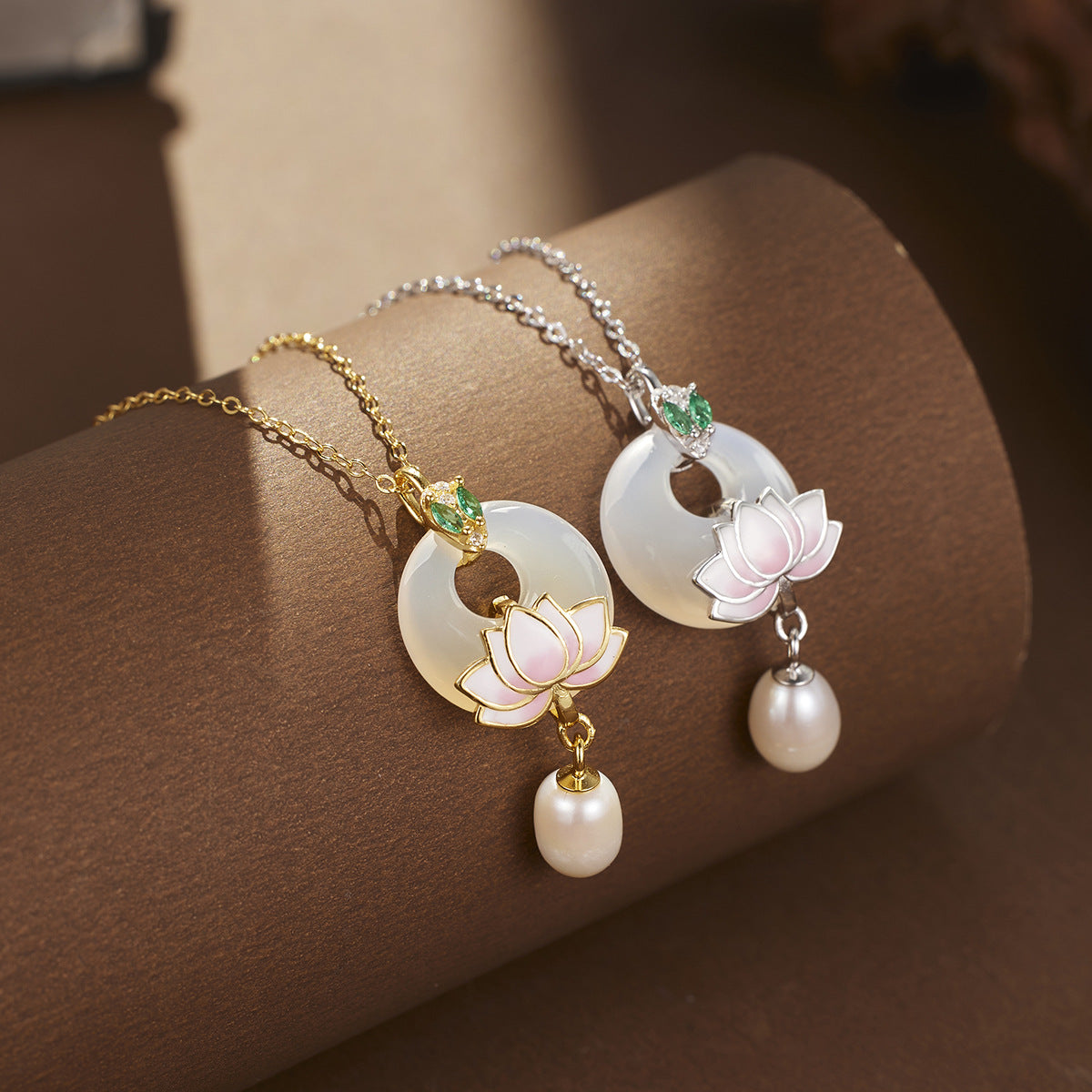 Damen Halskette mit elegantem Lotus-Anhänger und Perle Shop Nory
