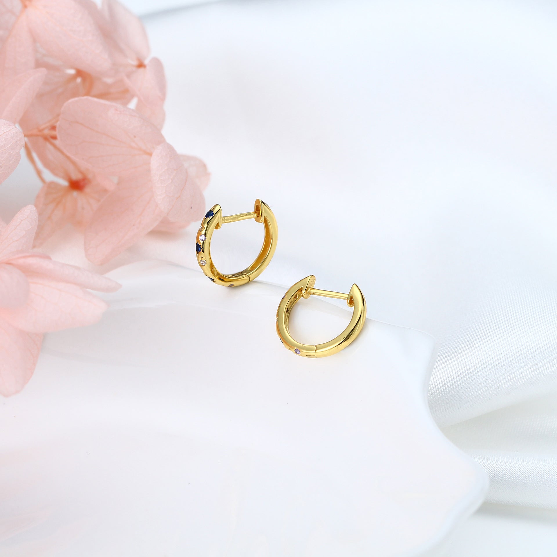Damen Creolenohrringe mit funkelnden Zirkonsteinen und edlem Design Shop Nory