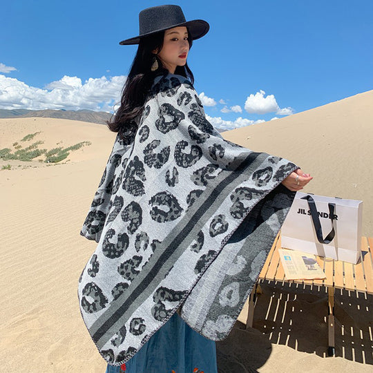 Damen Oversize‑Poncho im Strick‑Wollmix mit Leo‑Jacquard und V‑Ausschnitt Shop Nory