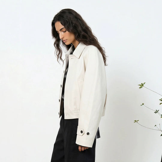 Damen Kurzer Boxy-Blouson mit elastischem Saum und markanten Knopfdetails Shop Nory