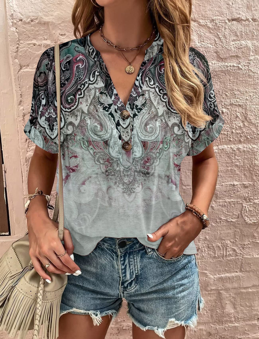 Damen Lässiges Kurzärmliges Blusenshirt mit Verspieltem Paisleymuster und Modernen Knopfdetails Shopnory
