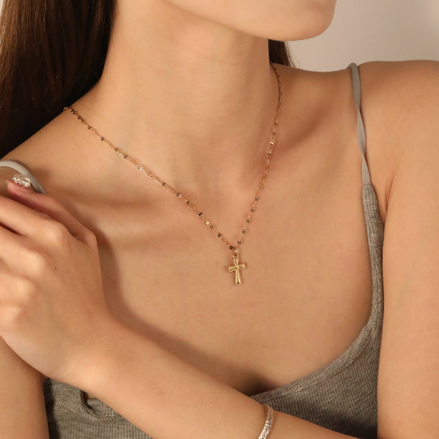Damen Halskette mit goldenem Kreuzanhänger und elegantem Gliederdesign Shop Nory