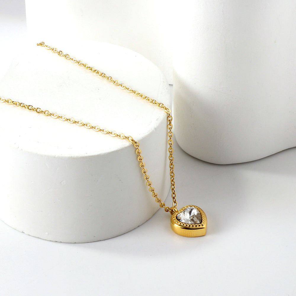 Damen Halskette mit herzförmigem Anhänger aus goldplattiertem Edelstahl und funkelndem Zirkonia Shop Nory