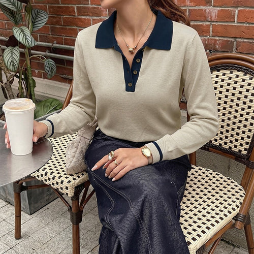 Damen Feinstrick-Poloshirt mit Kontrastkragen, Knopfleiste und taillierter Passform Shop Nory