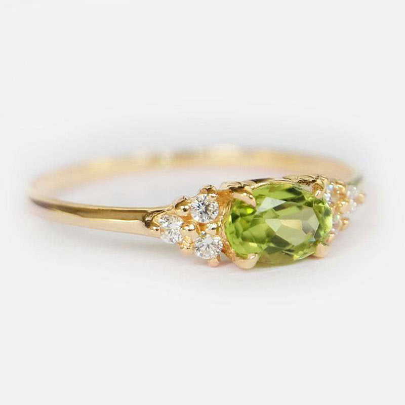 Damen eleganter Ring mit ovaler Edelsteinbesetzung und funkelnden Akzenten Shop Nory