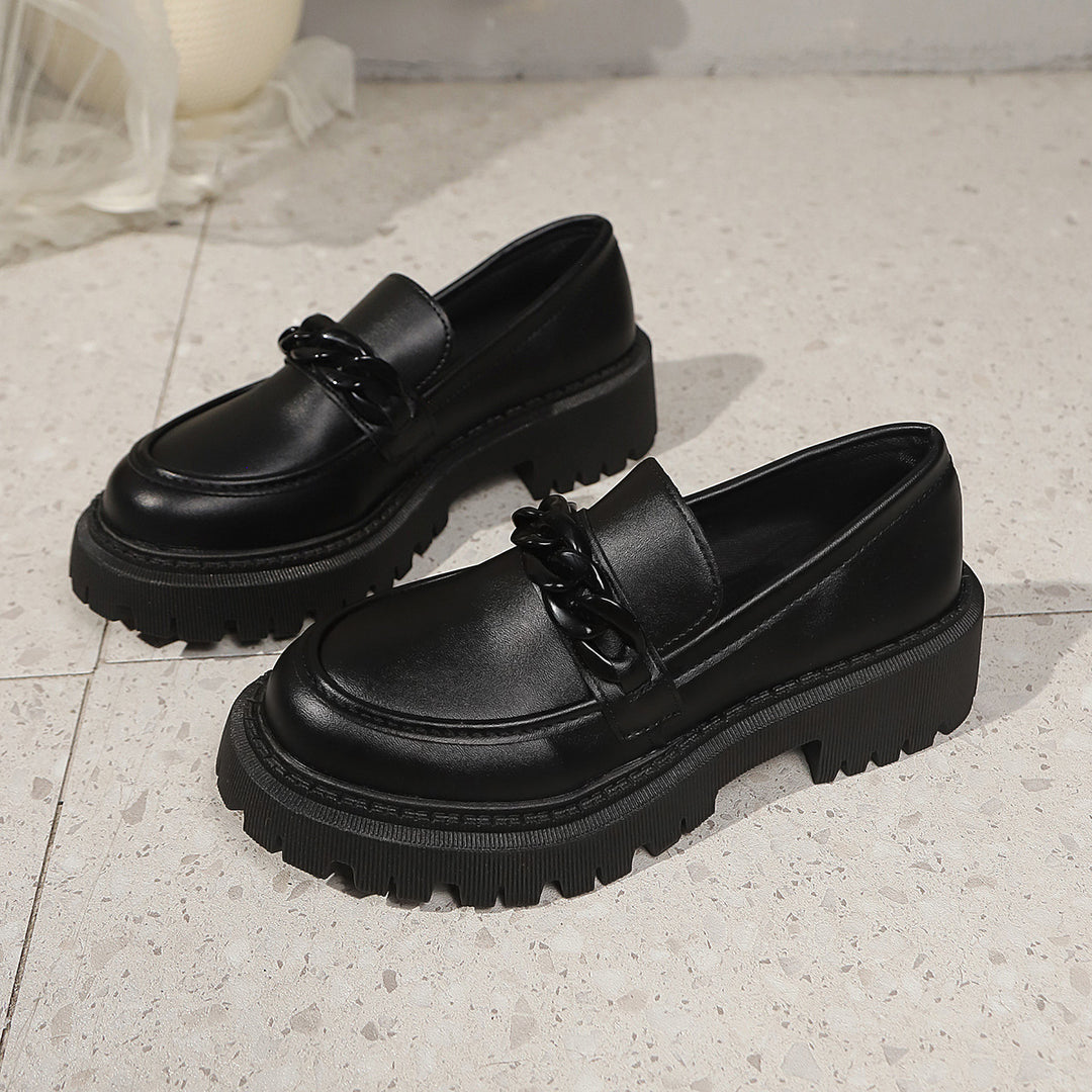 Damen Klobige Lack‑Loafer mit grober Profilsohle und Kettenverzierung Shop Nory