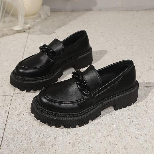Damen Klobige Lack‑Loafer mit grober Profilsohle und Kettenverzierung Shop Nory