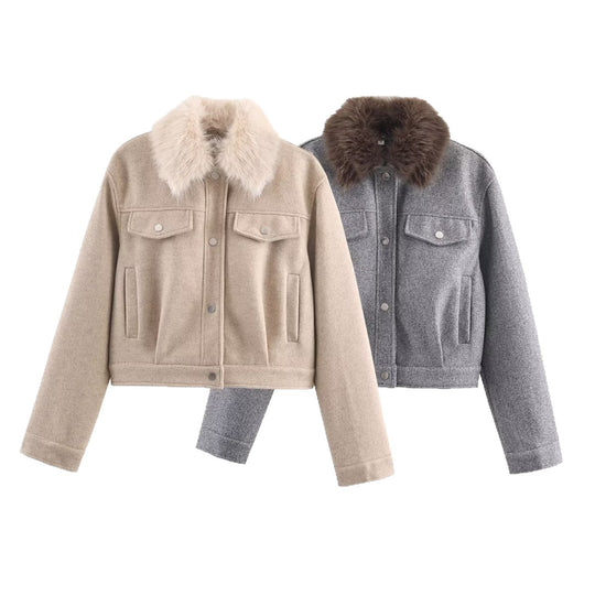 Damen Kurze Wolljacke mit voluminösem Fellkragen, Druckknopf‑Front und aufgesetzten Brusttaschen Shop Nory
