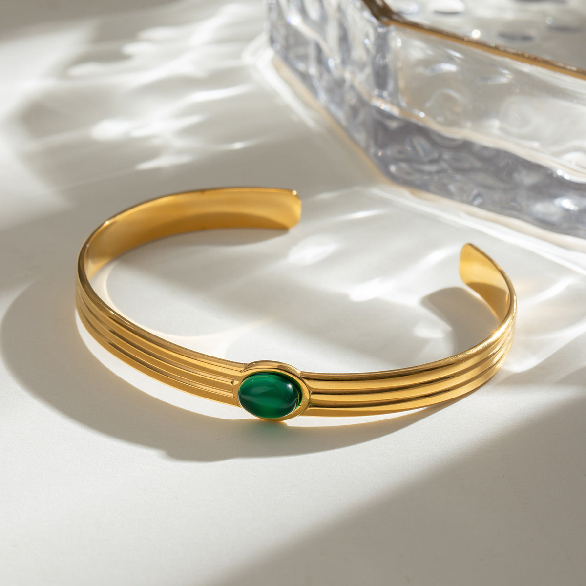Damen Armreif mit elegantem grünem Jade-Anhänger aus hypoallergenem Edelstahl Shop Nory