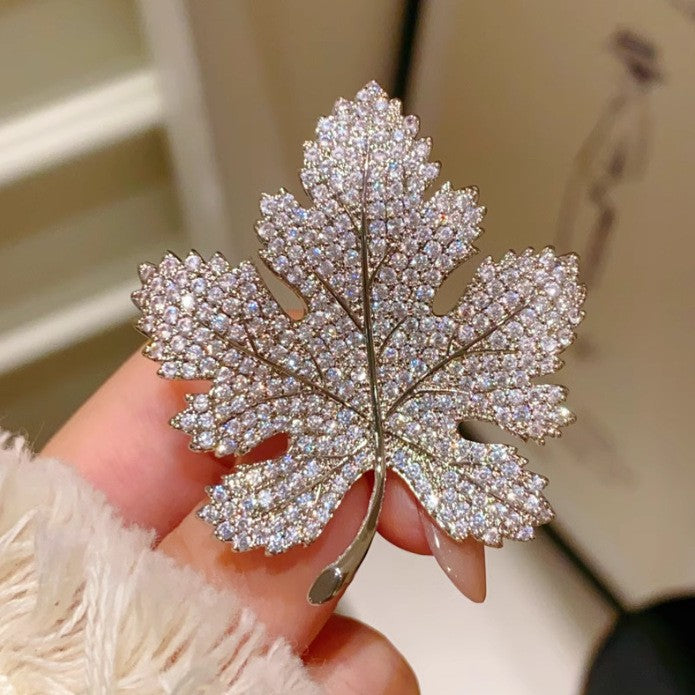 Filigrane Emaillierte Ahornblatt-Brosche mit Zirkonia