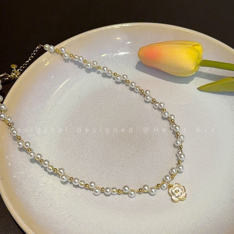 Damen Kette mit elegantem Blumenanhänger und zarten Perlenakzenten Shop Nory