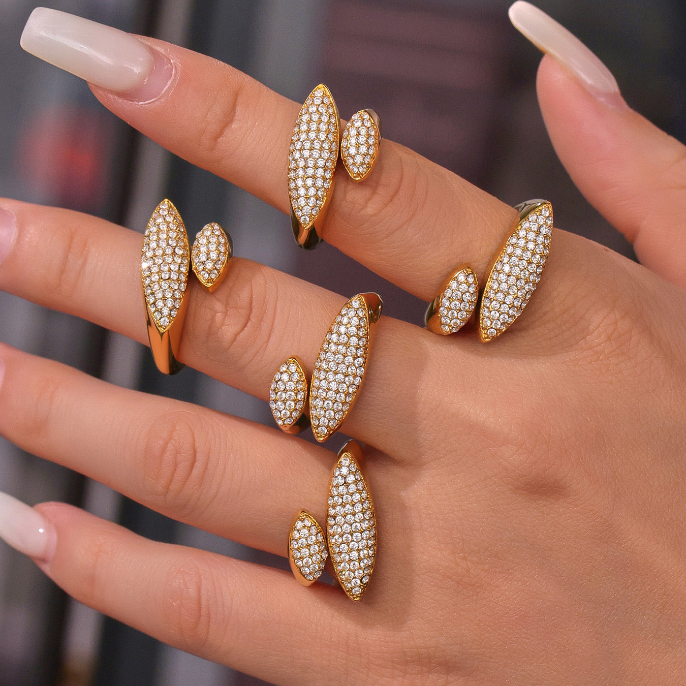 Damen zierlicher Ring mit funkelnden Zirkon-Applikationen aus Edelstahl Shop Nory