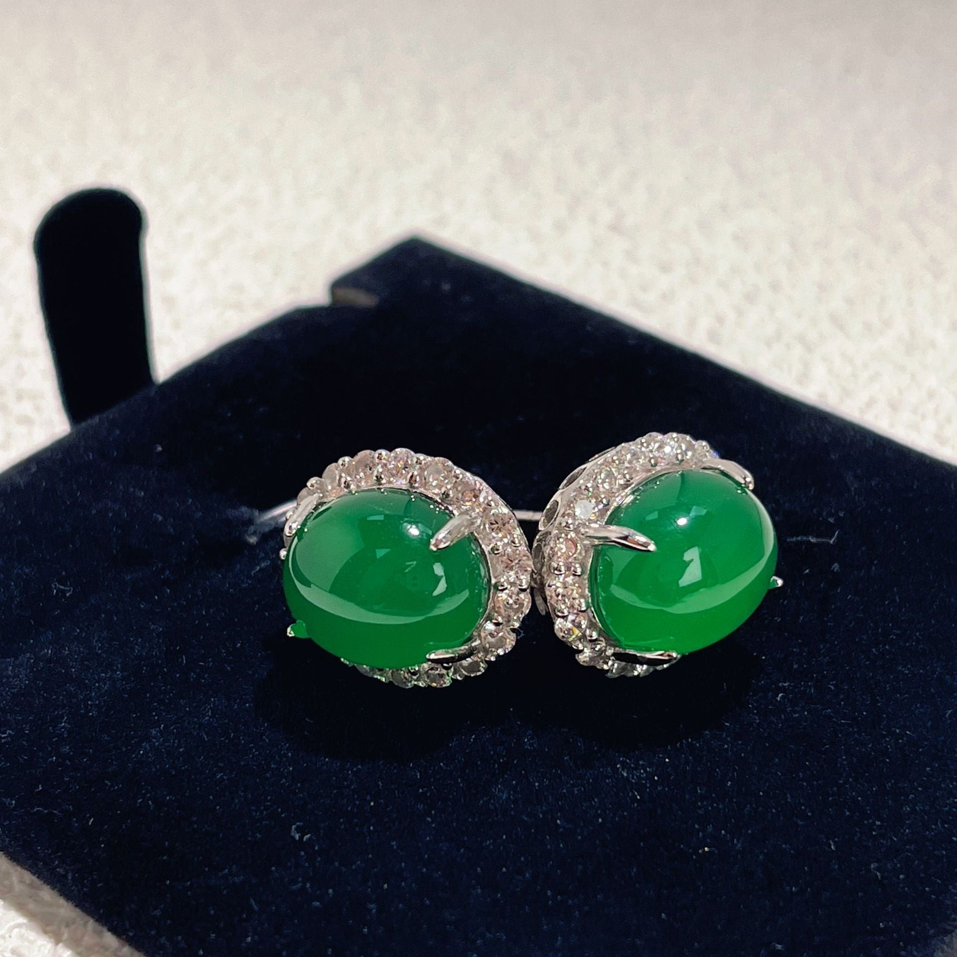 Damen Ohrringe mit ovalem Jadestein und funkelndem Zirkonia-Rahmen Shop Nory