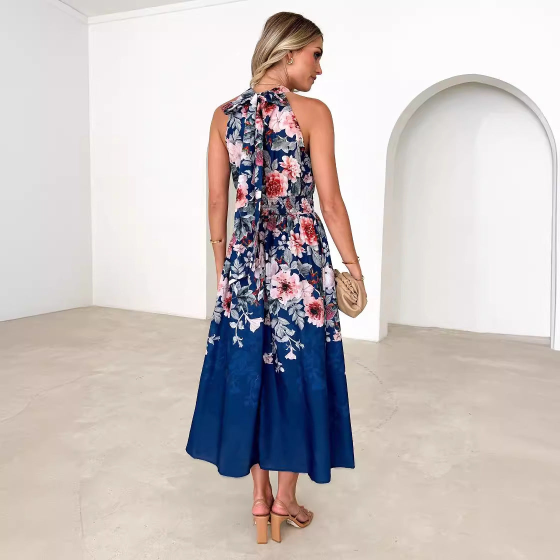 Damen Maxikleid mit elegantem Hochgeschlossenen Halterneck und femininen Rüschendetails