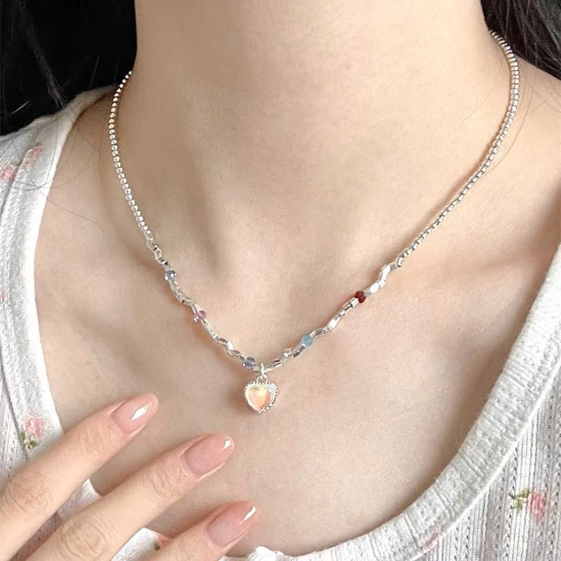 Damen Halskette mit einzigartigem Herzanhänger und bunten Perlendetails Shop Nory