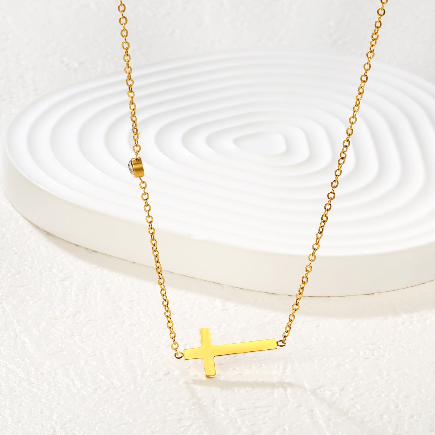 Damen Halskette mit herzförmigem Kristallanhänger und eleganter Kettengestaltung Shop Nory