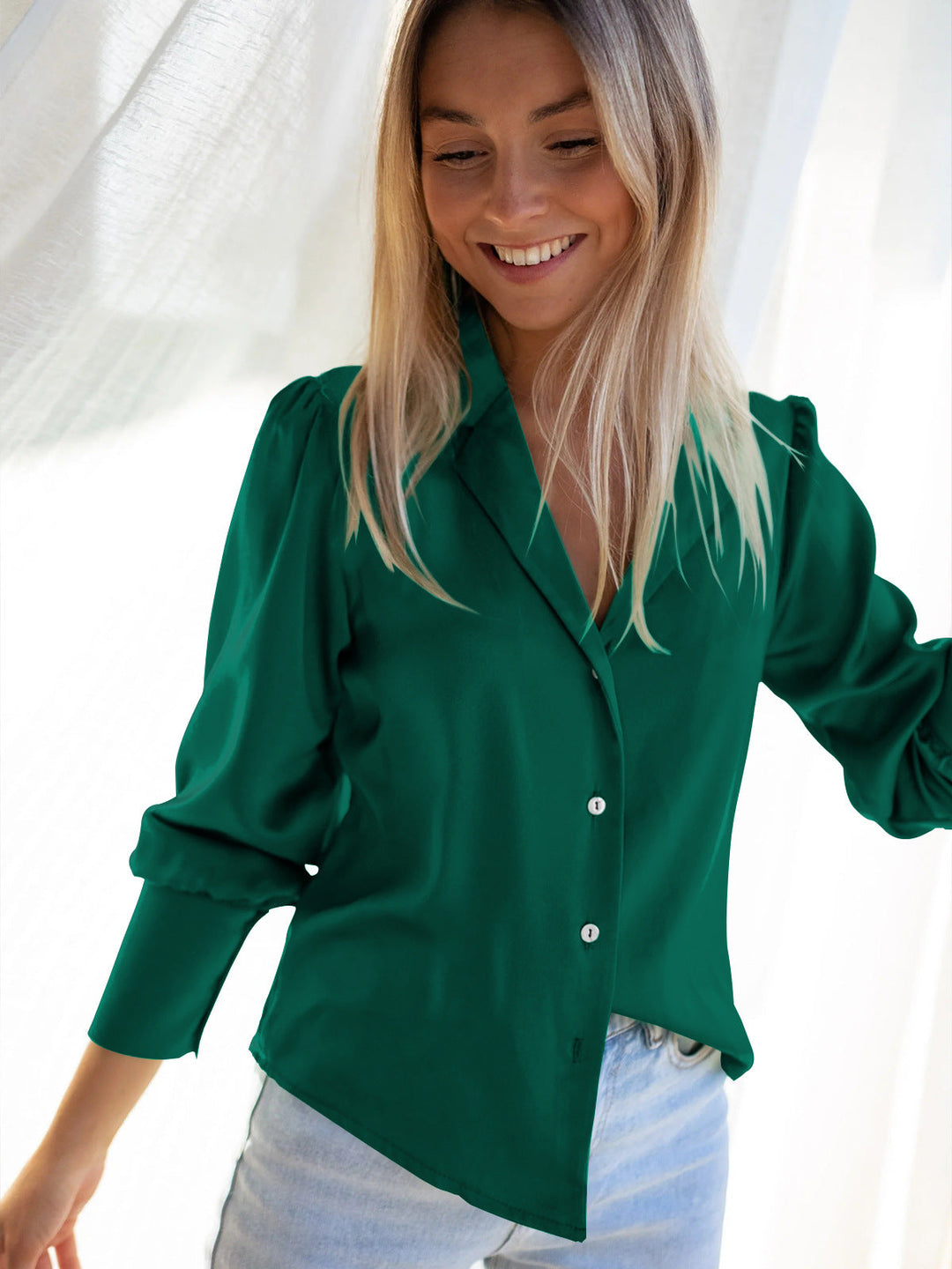 Damen Elegantes Satinhemd mit tiefem V-Ausschnitt und langen Ärmeln Shopnory